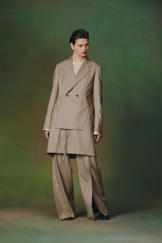 woman<br>FW22