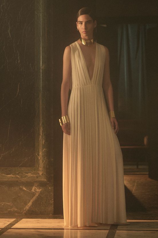 plunging neckline