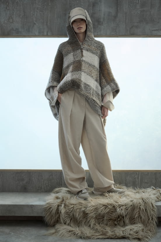 woman<br>FW22