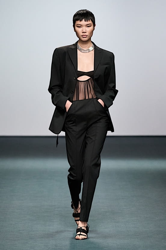 woman<br>FW22