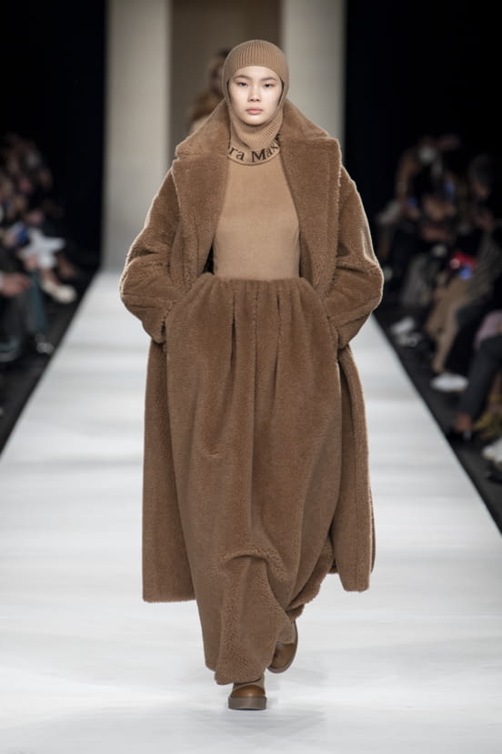 woman<br>FW22