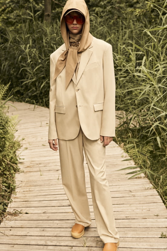woman<br>SS22