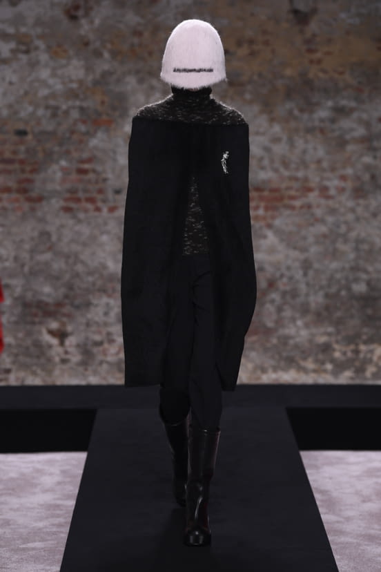 woman<br>FW22