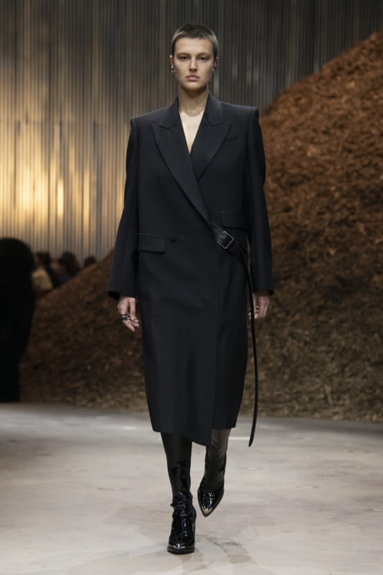 woman<br>FW22