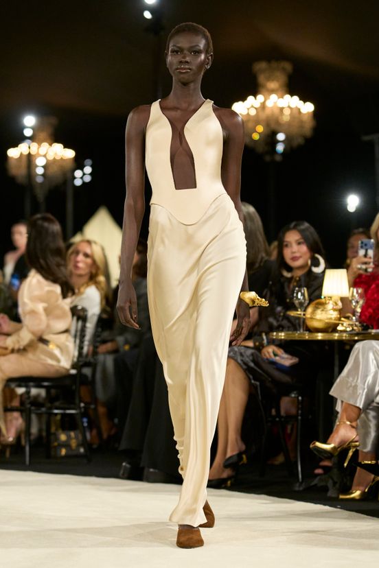 plunging neckline