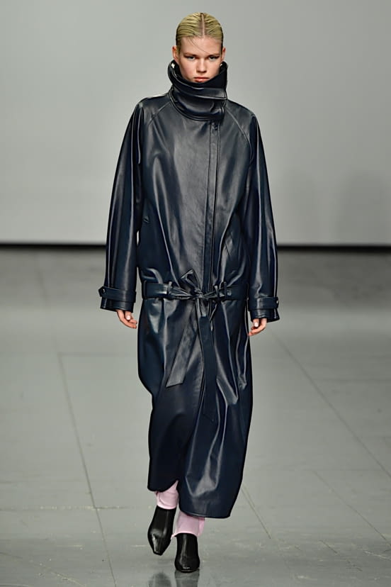 woman<br>FW22