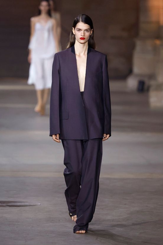 plunging neckline