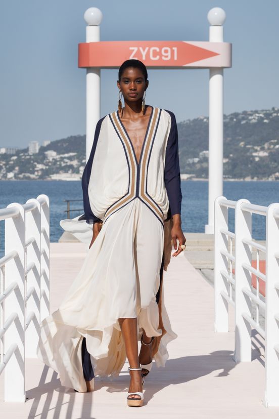 plunging neckline