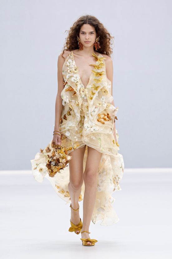 plunging neckline