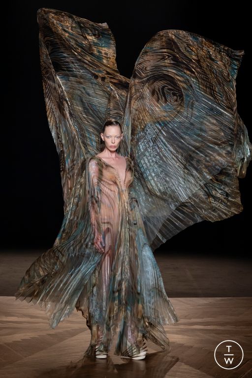 FW25 Iris Van Herpen Look 16