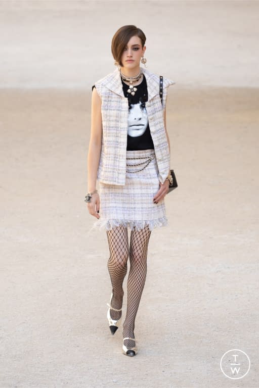 RE22 Chanel Look 18