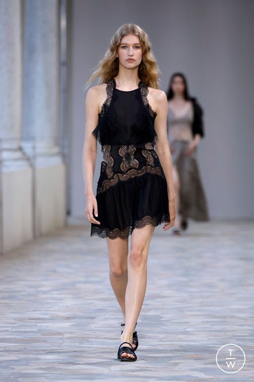 Spring-Summer 2025 Alberta Ferretti Look 16