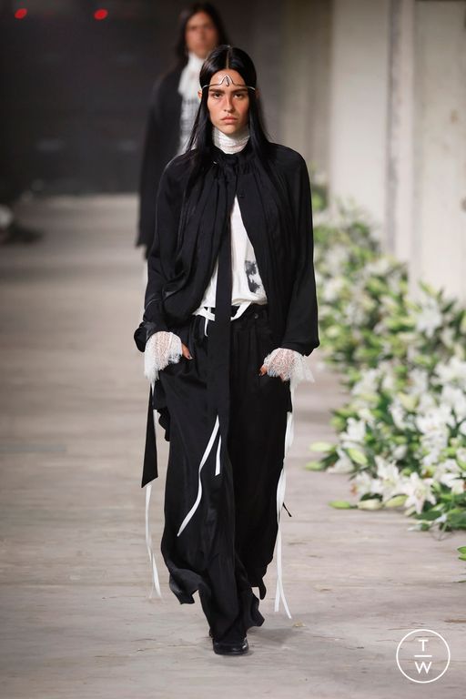 Spring-Summer 2025 Ann Demeulemeester Look 32