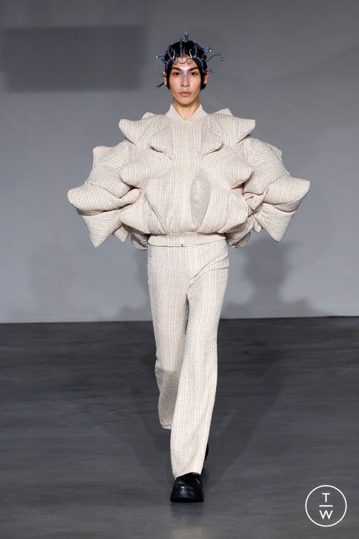 Spring/Summer 2025 Anrealage Look 17