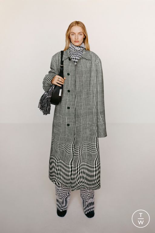 RS24 Burberry Look 1