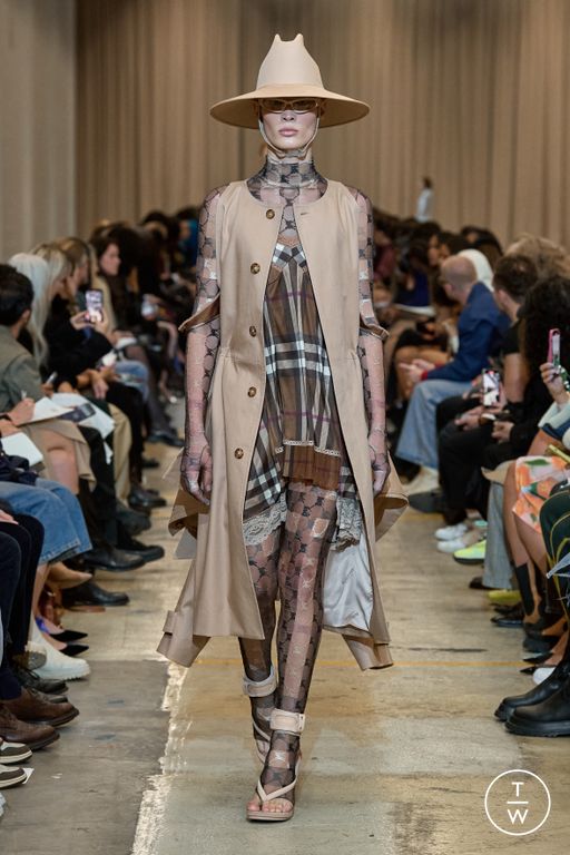 SS23 Burberry Look 52