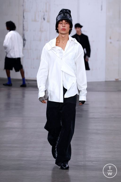 Spring-Summer 2025 Fashion East Look 40