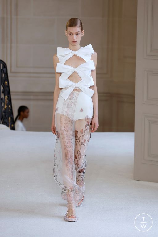 SS25 Giambattista Valli Look 40