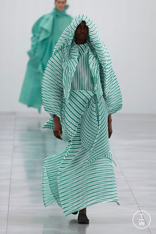 FW25 Issey Miyake Look 45