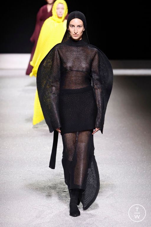 FW26 Issey Miyake Look 37
