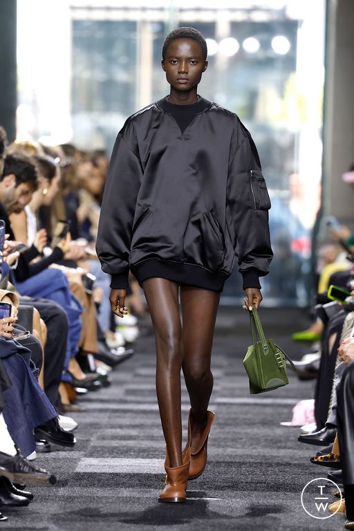 Spring-Summer 2025 JW Anderson Look 21