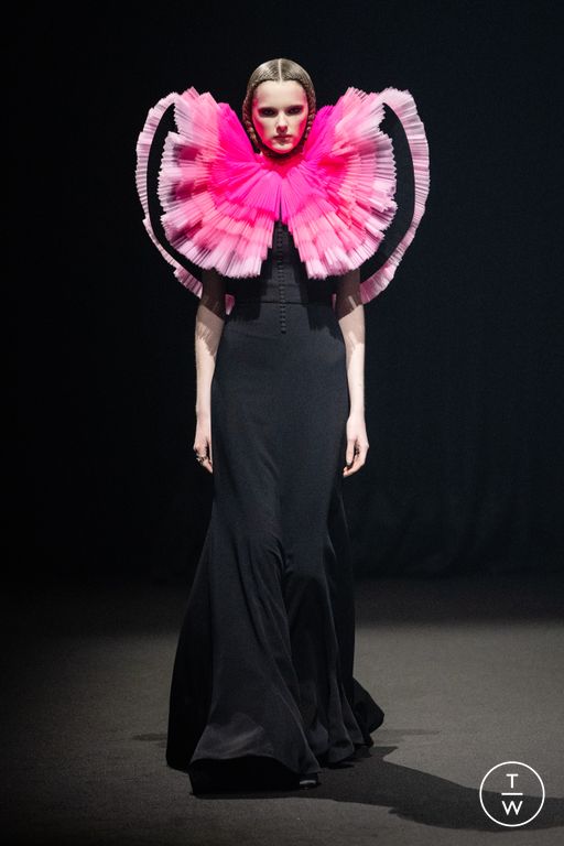 SS26 Viktor & Rolf Look 5