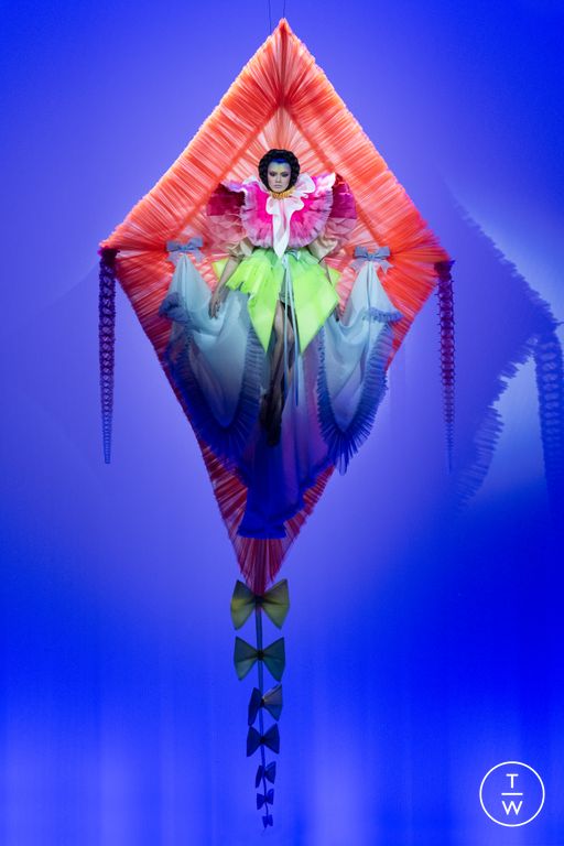 SS26 Viktor & Rolf Look 31