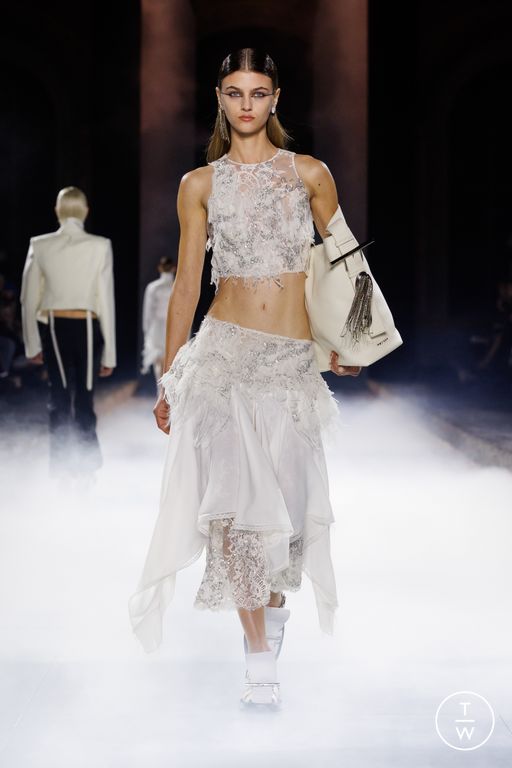 Spring-Summer 2025 Alexander McQueen Look 16