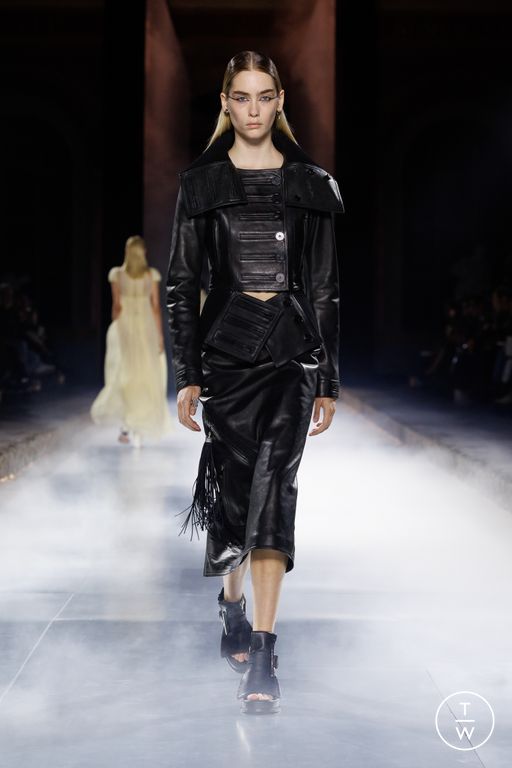 Spring-Summer 2025 Alexander McQueen Look 32