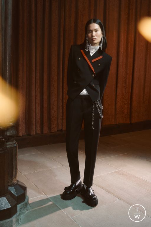 PF26 McQueen Look 17