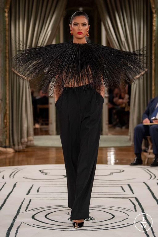 Carmen Kass walks the runway during the Versace Haute Couture News Photo  - Getty Images