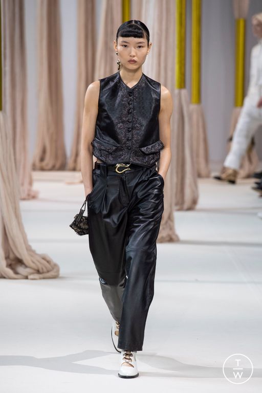 FW23 Shiatzy Chen Look 16