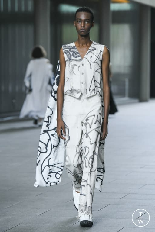 SS22 Toga Look 32