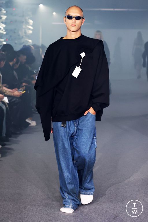 Spring-Summer 2025 VETEMENTS Look 19