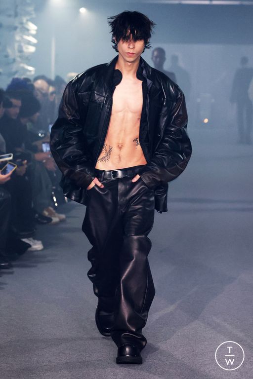 Spring-Summer 2025 VETEMENTS Look 22