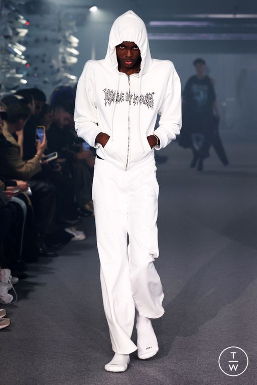 Spring-Summer 2025 VETEMENTS Look 29