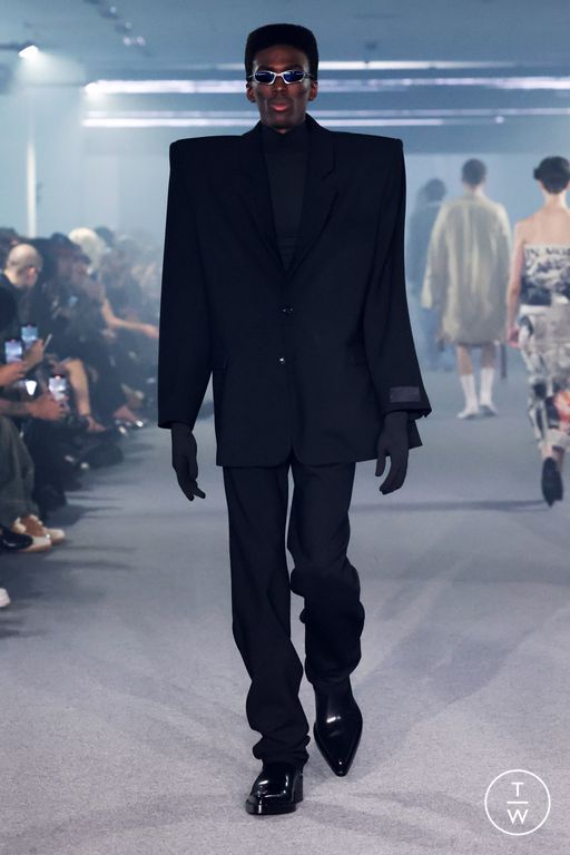 Spring-Summer 2025 VETEMENTS Look 53