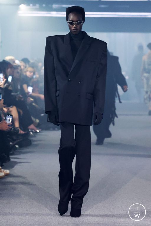 Spring-Summer 2025 VETEMENTS Look 54