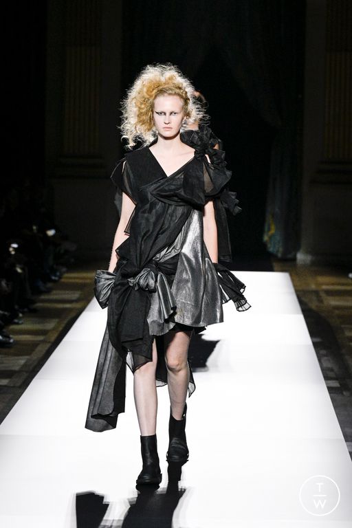 Spring-Summer 2025 Yohji Yamamoto Look 5