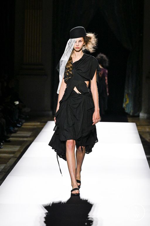 Spring-Summer 2025 Yohji Yamamoto Look 10