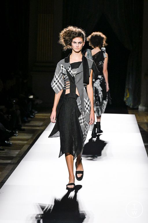 Spring/Summer 2025 Yohji Yamamoto Look 14