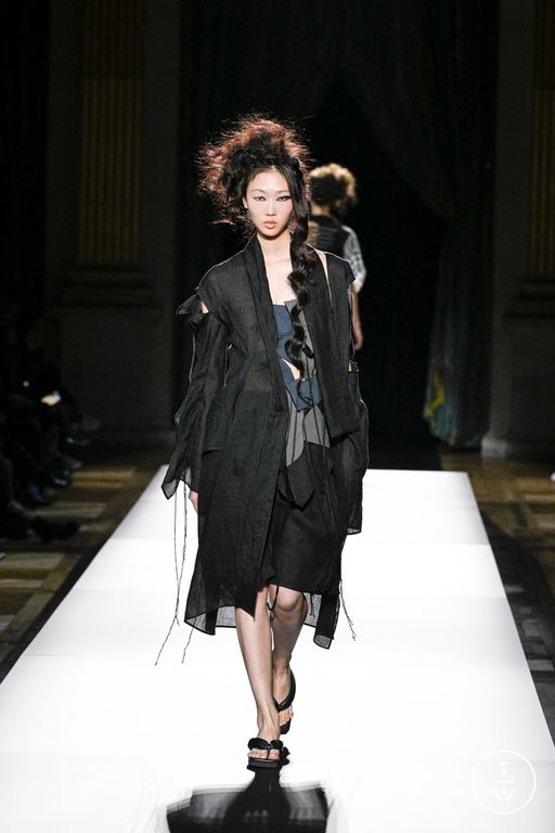 Spring-Summer 2025 Yohji Yamamoto Look 15