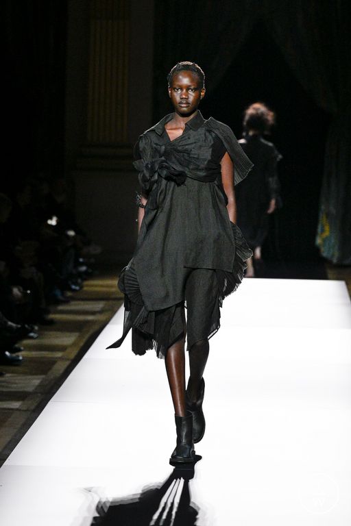 Spring-Summer 2025 Yohji Yamamoto Look 16