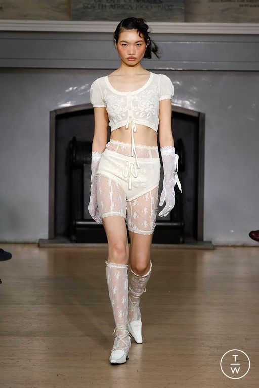 Spring-Summer 2025 Yuhan Wang Look 28