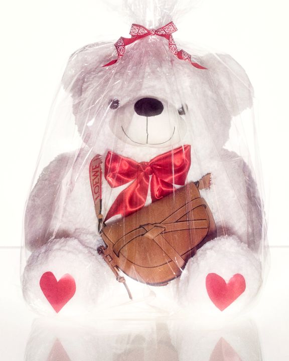 LOVE IS IN THE AIR AT LOEWE: INTRODUCING THE VALENTINE’S COLLECTION. illustration 2