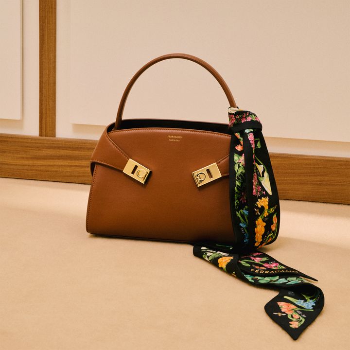 Ferragamo The Hug Bag Soft Xs illustration 2