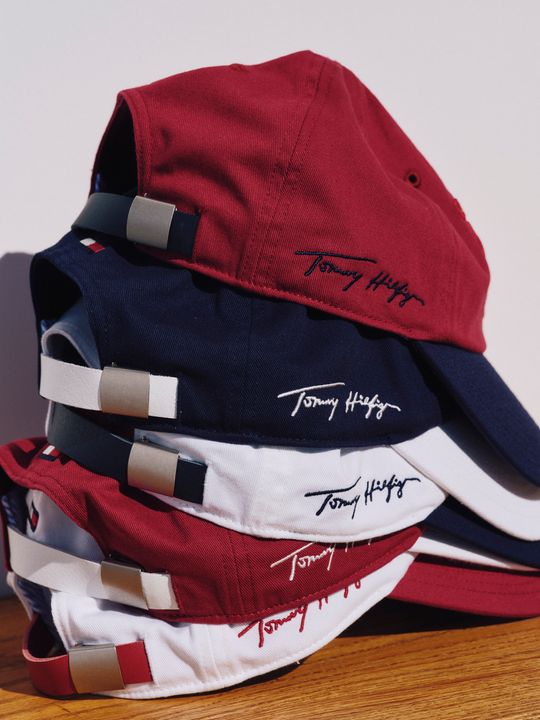 Tommy Hilfiger Teams Up With '47 For A Limited-Edition Capsule Of Iconic Basketball Caps illustration 4