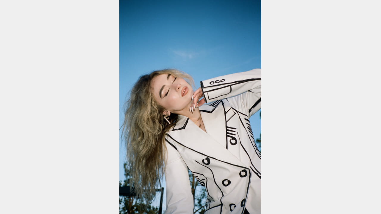 这篇文章。文章标题：FENDI and F is for... TIK TOP & SABRINA CARPENTER