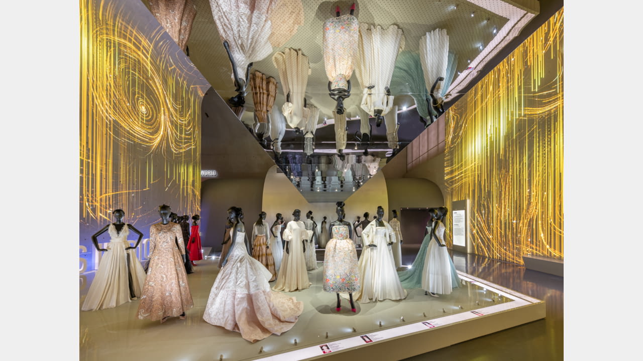 Este articulo trata sobre DIOR PRESENTS THE EXHIBITION CHRISTIAN DIOR DESIGNER OF DREAMS IN SHANGHAI