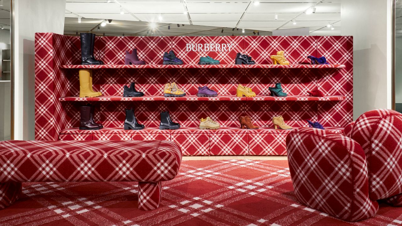Burberry presents its new Holiday 2023 pop-up in Galeries Lafayette Paris Haussmann illustration 1